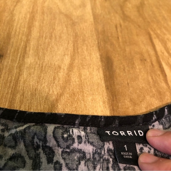 Torrid Black Grey Leopard Print Stretch Flare Sleeveless Top Womens Size 1 - Picture 4 of 8